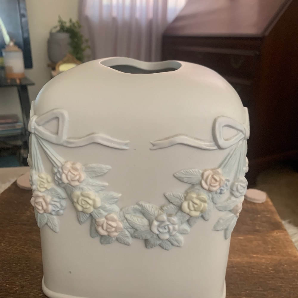 Tissue box